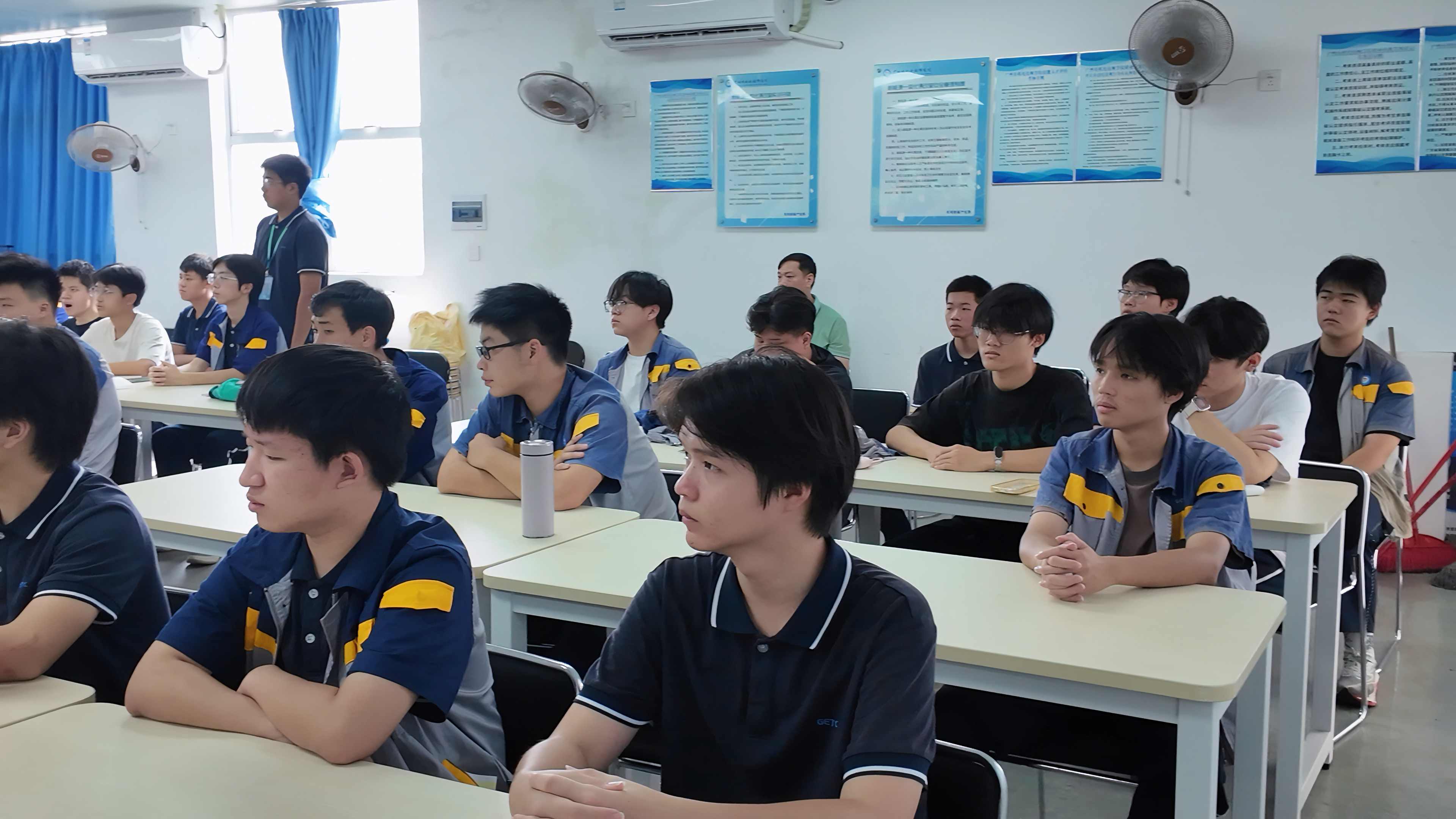 学生听讲.jpg